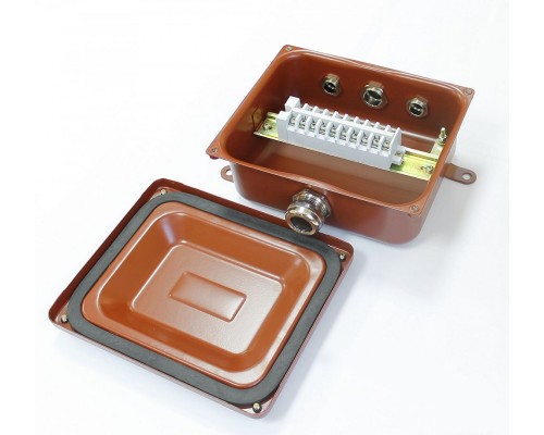 Коробка клеммная металлическая У614М с латунными сальниками ЗЭТА